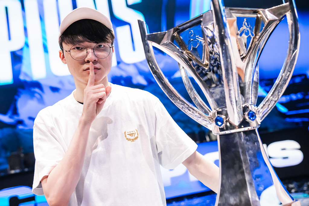 Faker et son trophée