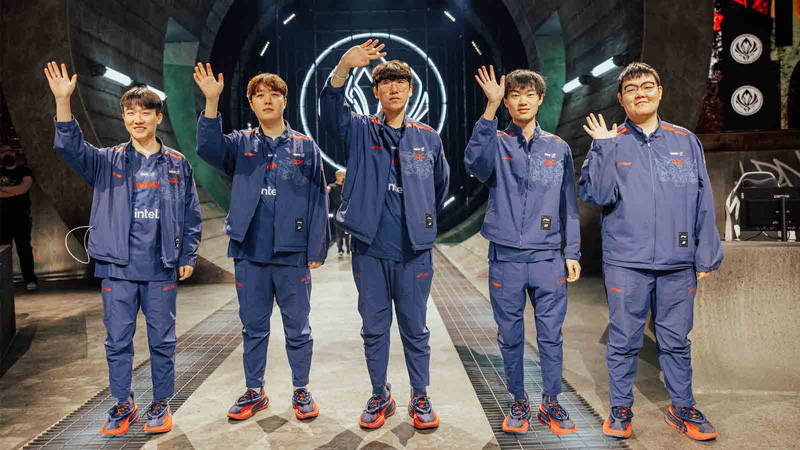Les joueurs de JD Gaming célébrant leur victoire au MSI 2023