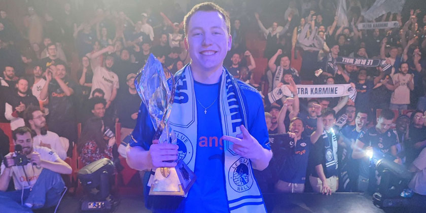 Lyncas, tout sourire, soulevant le trophée de la LFL